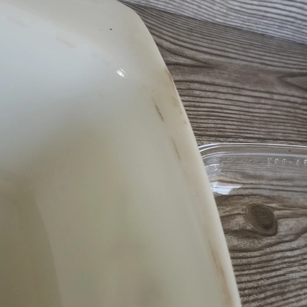 Pyrex vintage golden honeysuckle caserole dish 2.5 qt.